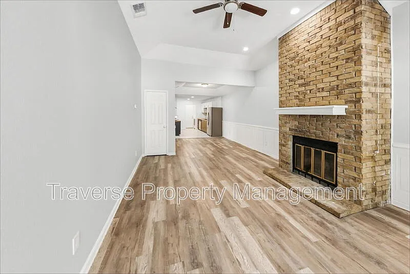 3 bed, 2.0 bath, 1383 sqft, $1,895 — Photo 3