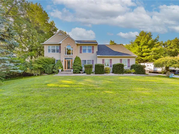 4132 Crest View Dr, Stroudsburg, PA 18360