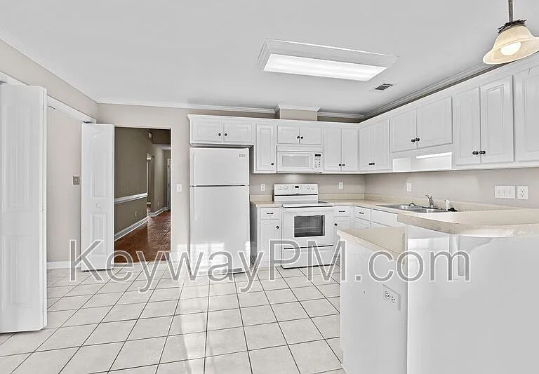 823 Whispering Willow Ct — Photo 6