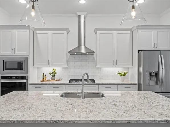 15 Lochurst Ln, Roswell, GA 30076
