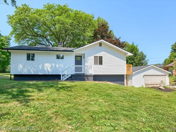 1401 Hillside Dr, Flint, MI 48532