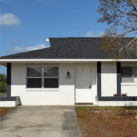 1212 SE 2nd Pl — Photo 1