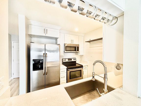 4th image of 258 E Surfside Dr