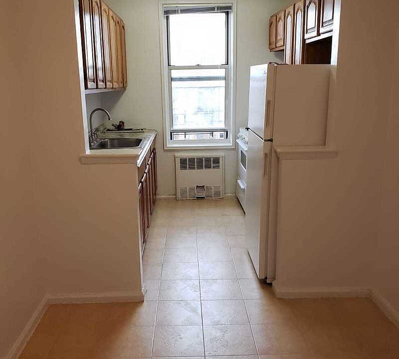 2nd image of 2020 Avenue V APT 6B