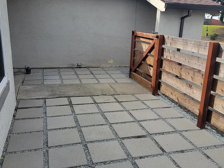 906 Coral Dr — Photo 3