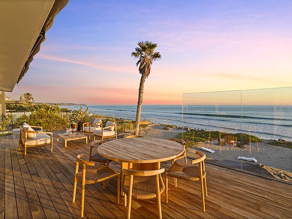 A private escape with endless views and refined coastal living.
