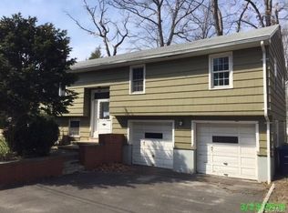 456 Lakeside Dr, Bridgeport, CT 06606