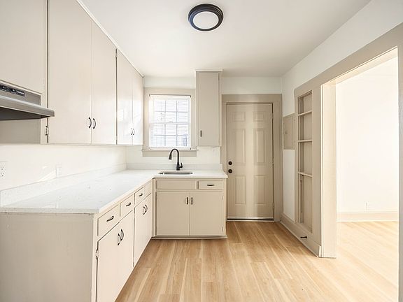5th image of 2429 Bell St
