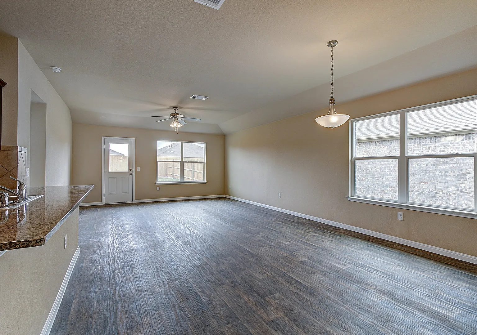 Gorgeous 4 Bed/3 Bath in Pioneer Crossing! — Photo 4