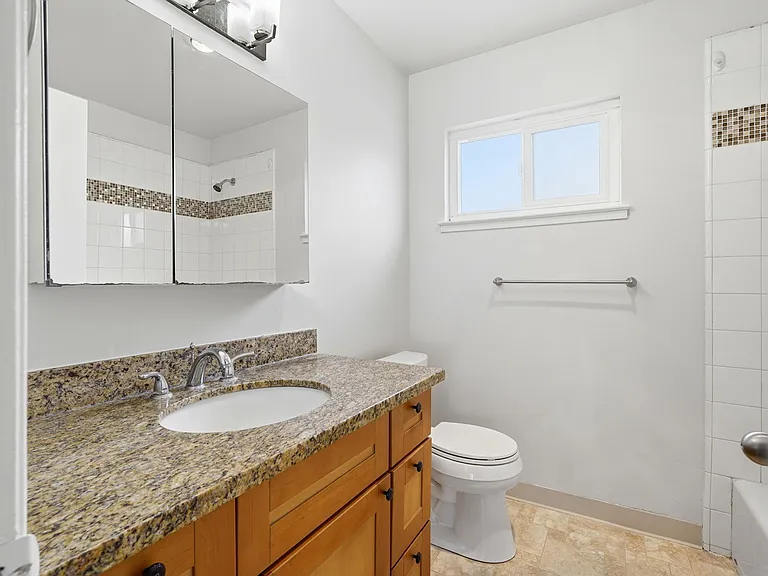 Poplar Plaza Apartments — Photo 12