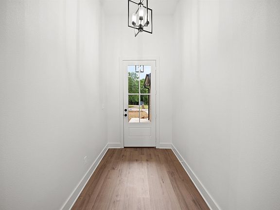 3rd image of 309 Pineview Ln