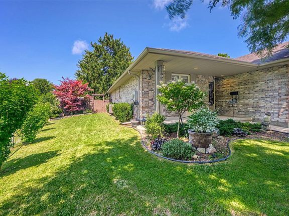 3rd image of 930 Assiniboine Cres