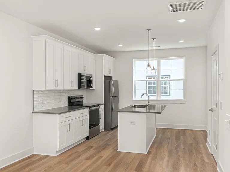 700 N Dupont Ave #204 — Photo 2