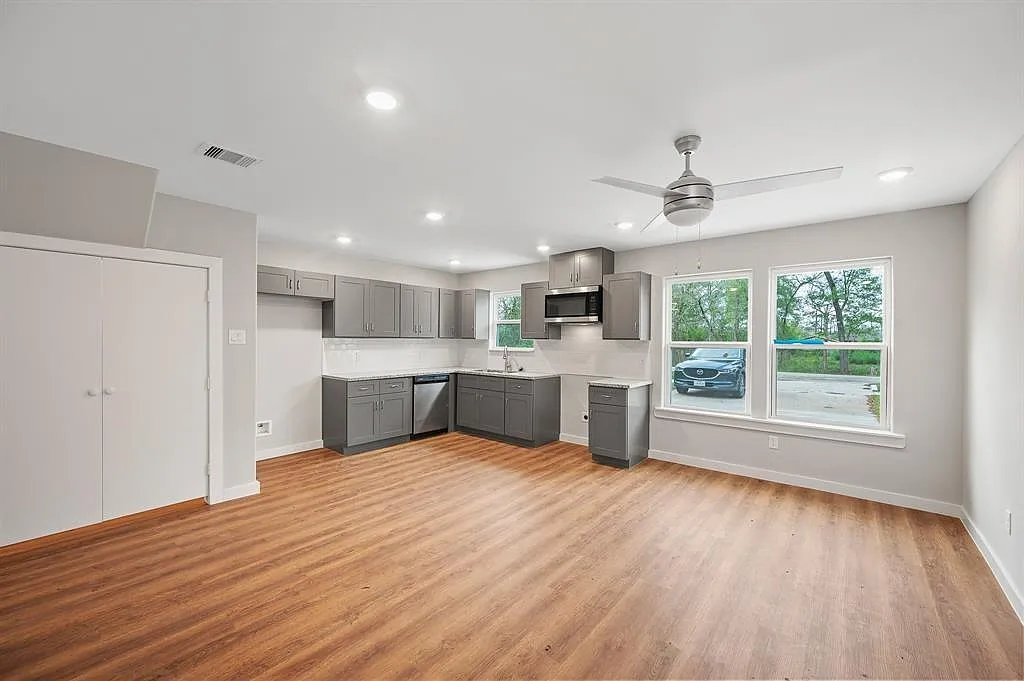 3 bed, 2.0 bath, 1150 sqft, $1,700 — Photo 2