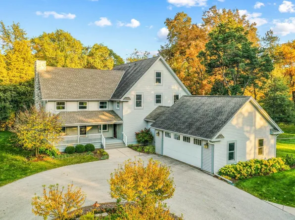 2746 North Interlaken DRIVE, Summit, WI 53066