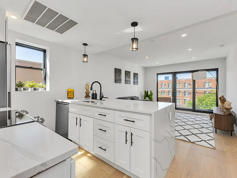 21-10 31st Ave #6R — Photo 3