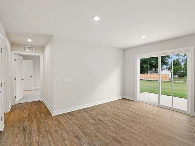 1105 Wilkinson Ln — Photo 7