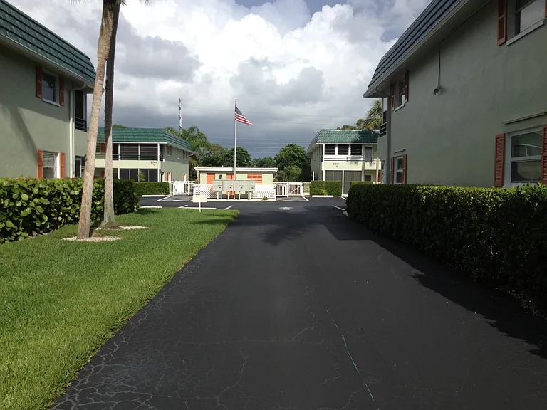 300 Valley Stream Dr #11A — Photo 15
