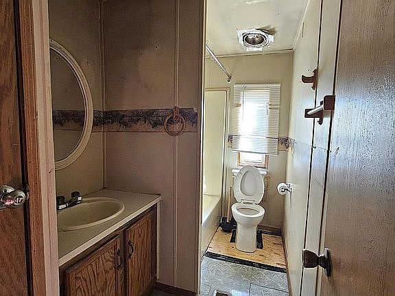 4th image of 429 Elmwood Cir