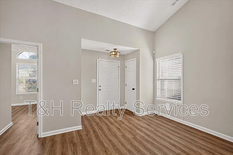 2 bed, 1.5 bath, 1032 sqft, $1,900 — Photo 3