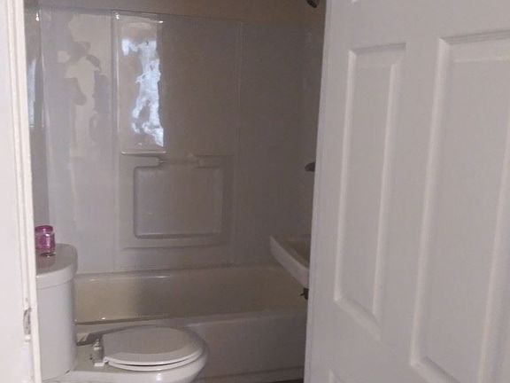 4th image of 946 Detroit Ave
