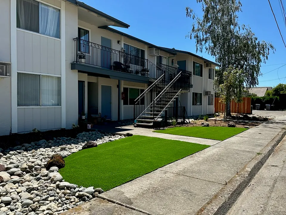 15 Royale Ave #11