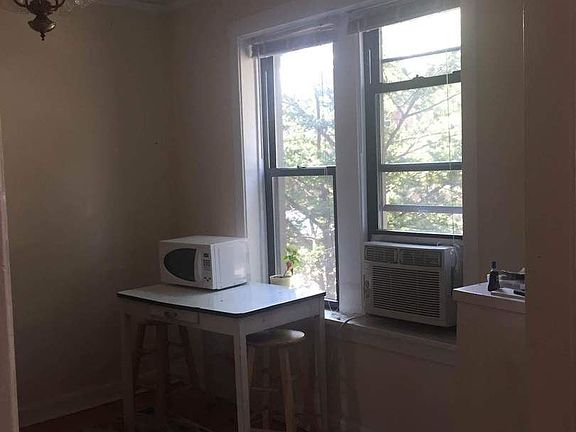 3rd image of 2325 W Ainslie St APT 1