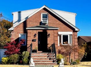 222 Centre Ave, Lindenhurst, NY 11757