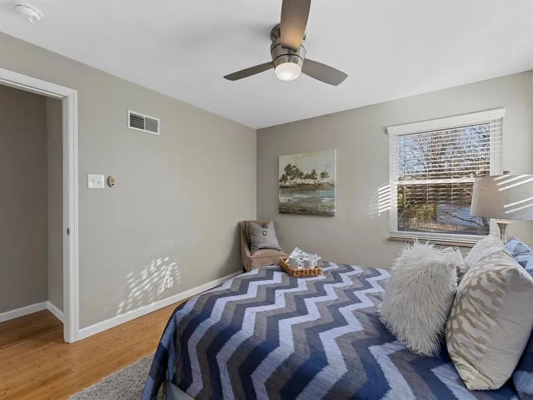 1614 Bredell Ave — Photo 14