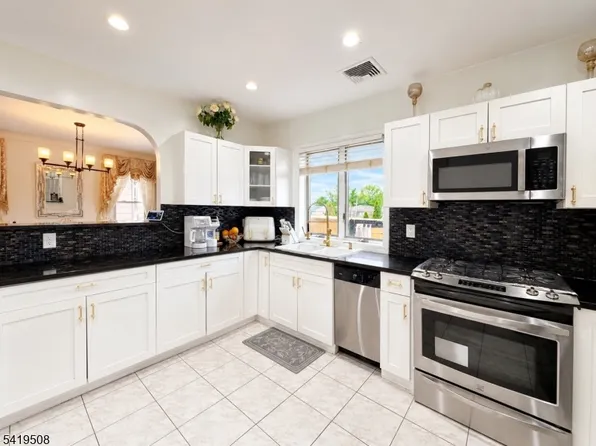 569 Monroe Pl, Ridgefield Boro, NJ 07657
