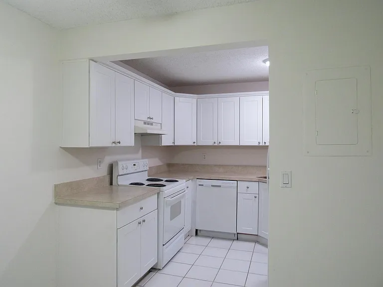 2110 SE Edler Dr — Photo 5