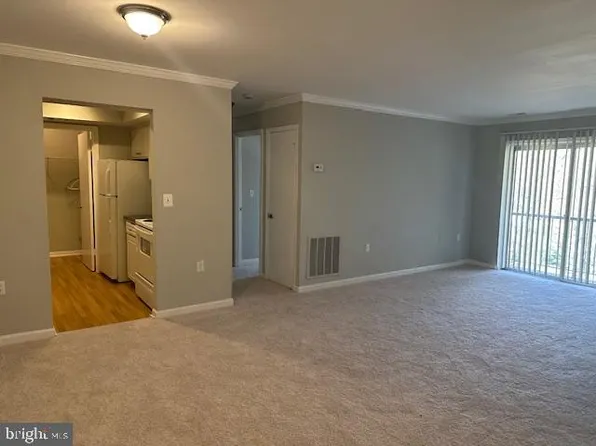 18334 Streamside Dr APT 302, Gaithersburg, MD 20879