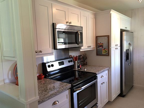 Kitchen W/SS appliances