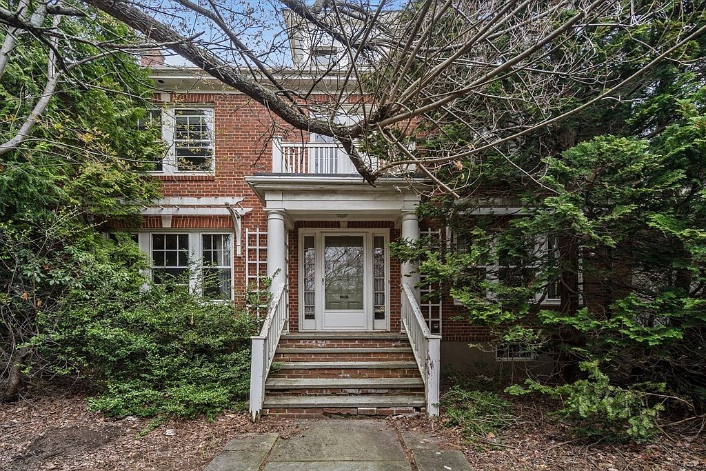 10 Stoneleigh Cir