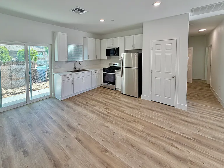 6989 Del Rosa Ave — Photo 2