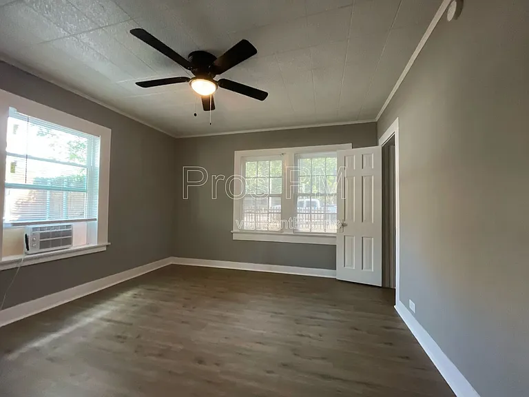 216 E Division St — Photo 10