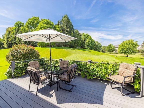 3rd image of 5 Crest Wood Cir