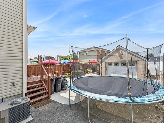 4th image of 76 Oakley Ave
