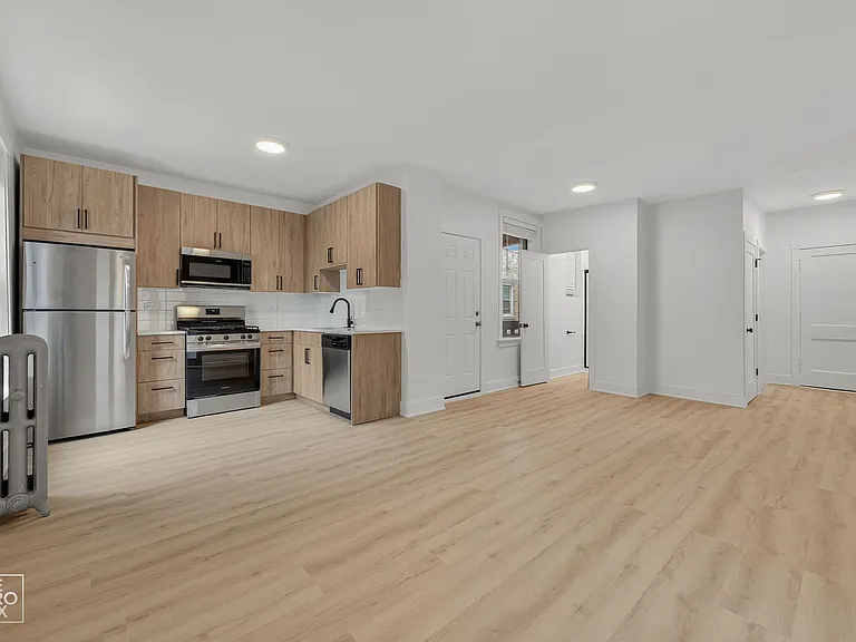 2139 W Lunt — Photo 16