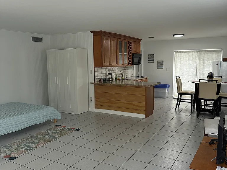 506 SW 18th Ct — Photo 1