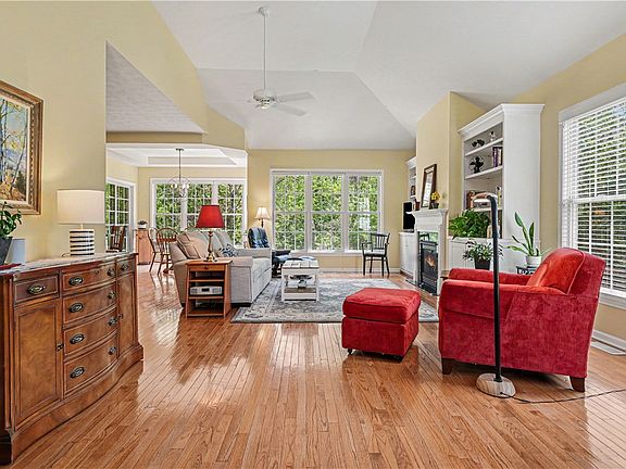 4th image of 1021 Sutherland Way
