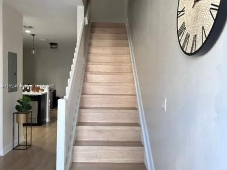 3208 SE 5th Ct — Photo 3