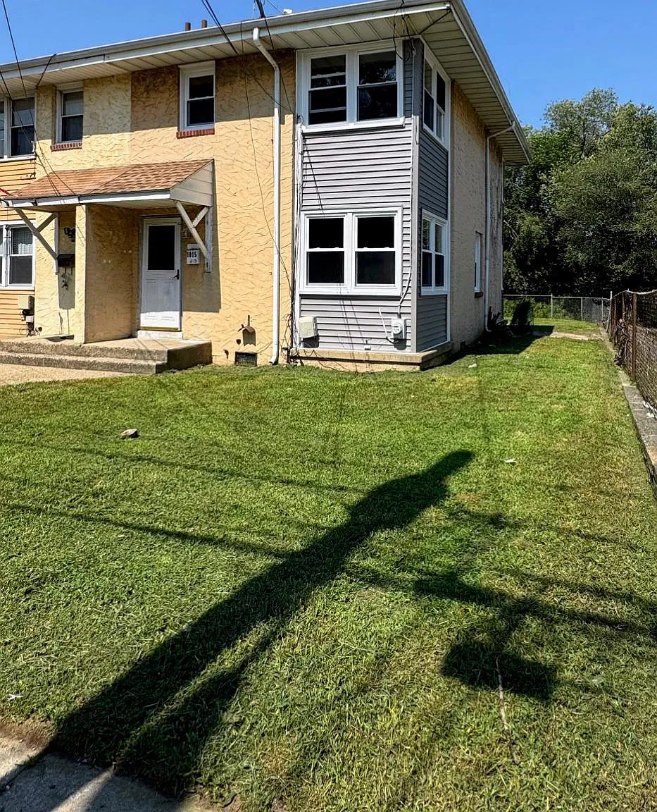 3 bed, 1.0 bath, 1116 sqft, $2,200 — Photo 2