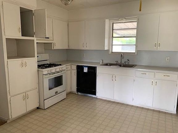 3rd image of 202 N Hilmar St