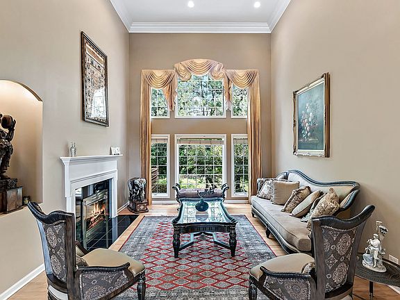 5th image of 511 Saint Johns Ct