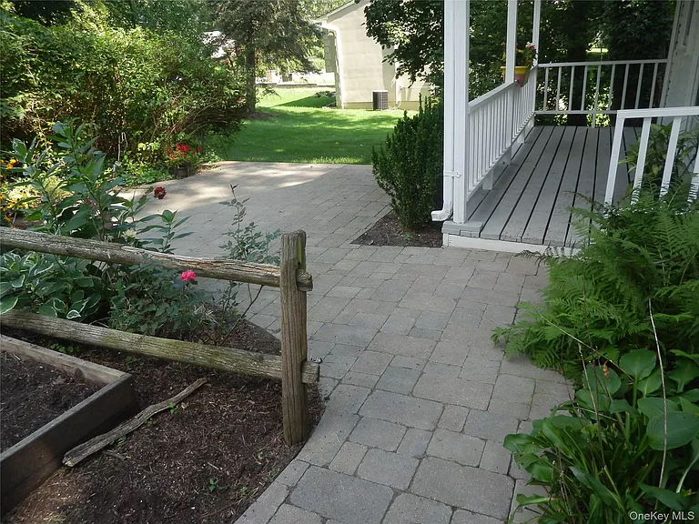 28 Strawtown Rd — Photo 2