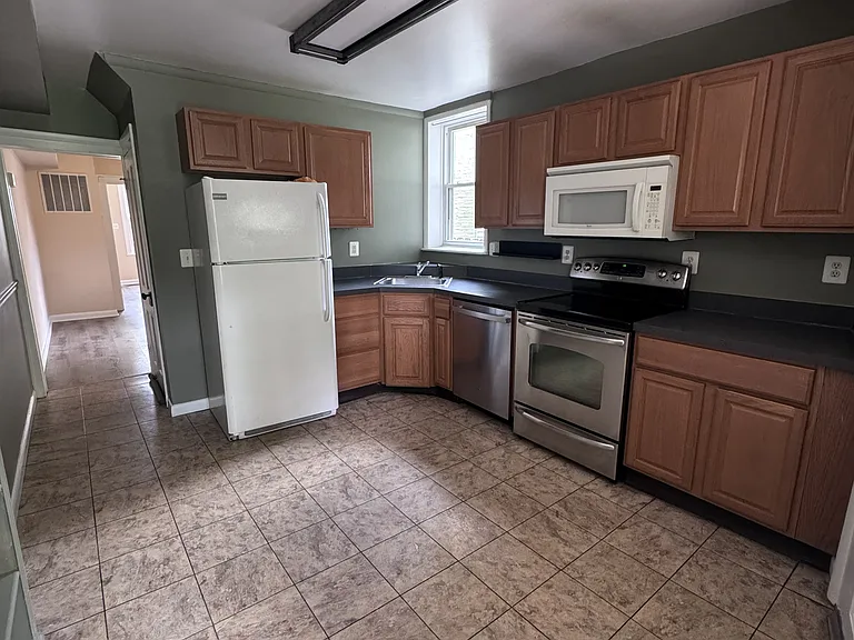 512 W South St — Photo 6
