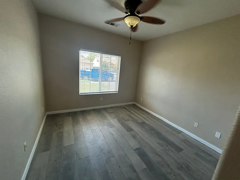 814 W James Ct — Photo 17