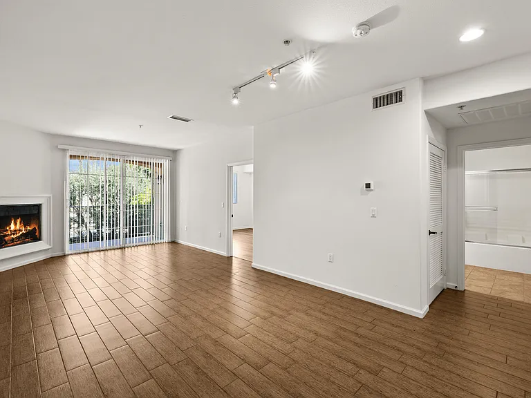Le Blanc Apartments — Photo 18