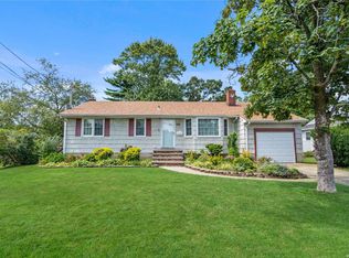 415 N 5th St, Lindenhurst, NY 11757